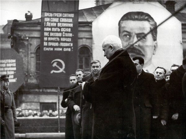Очільник УРСР Микита Хрущов на відкритті памʼятника Леніну в Києві, 5 грудня 1946 року.