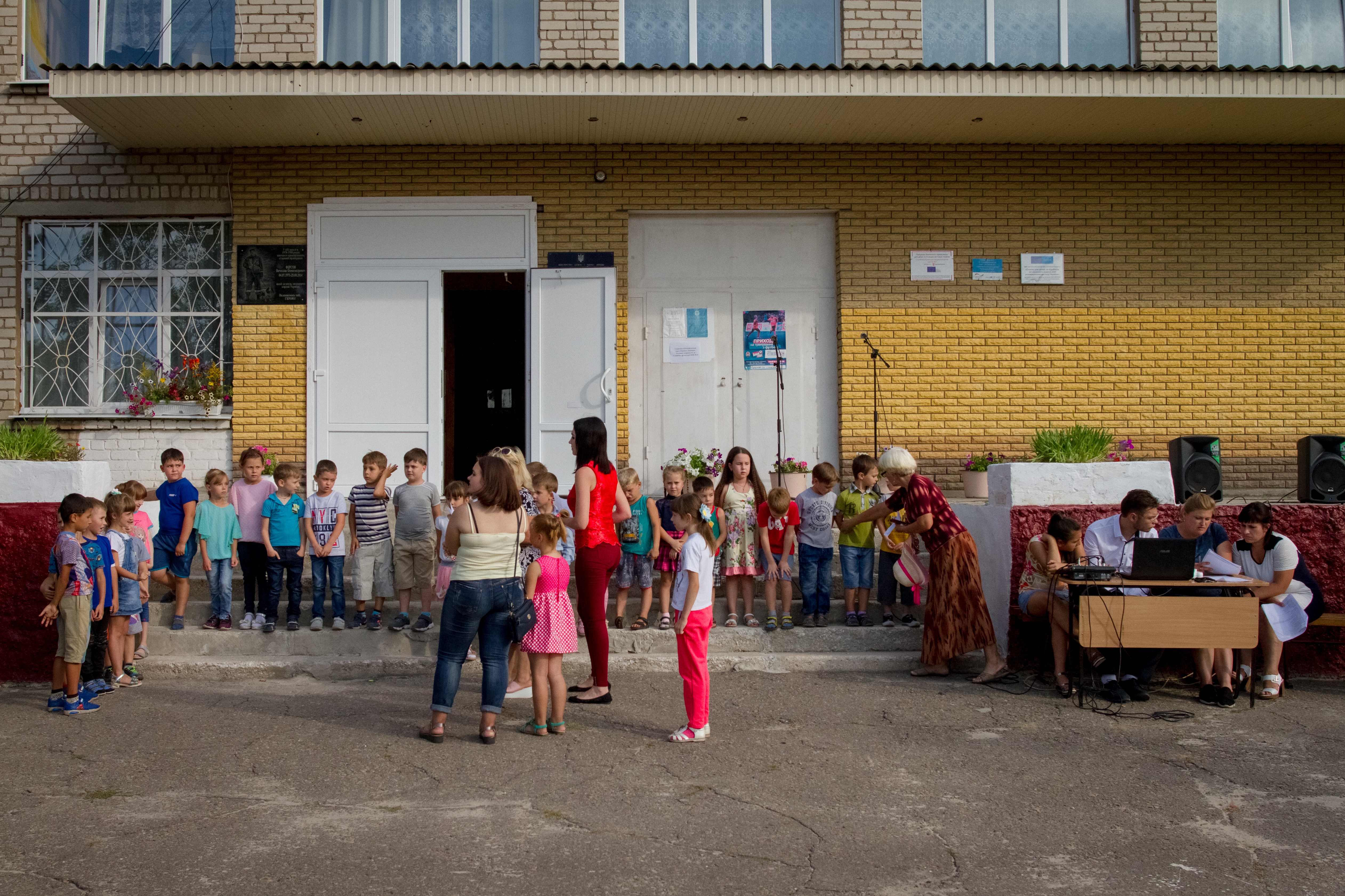 Эти дети сильнее взрослых». Ровесники войны в прифронтовых селах идут в  первый класс — большой репортаж из Станицы Луганской