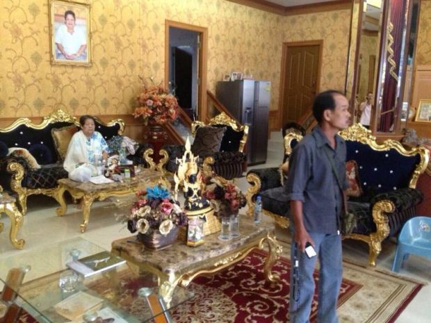 Подразделение тайской полиции по предотвращению киберпреступлений обыскивает дом, принадлежащий родителям Вирапола Сукпхола.