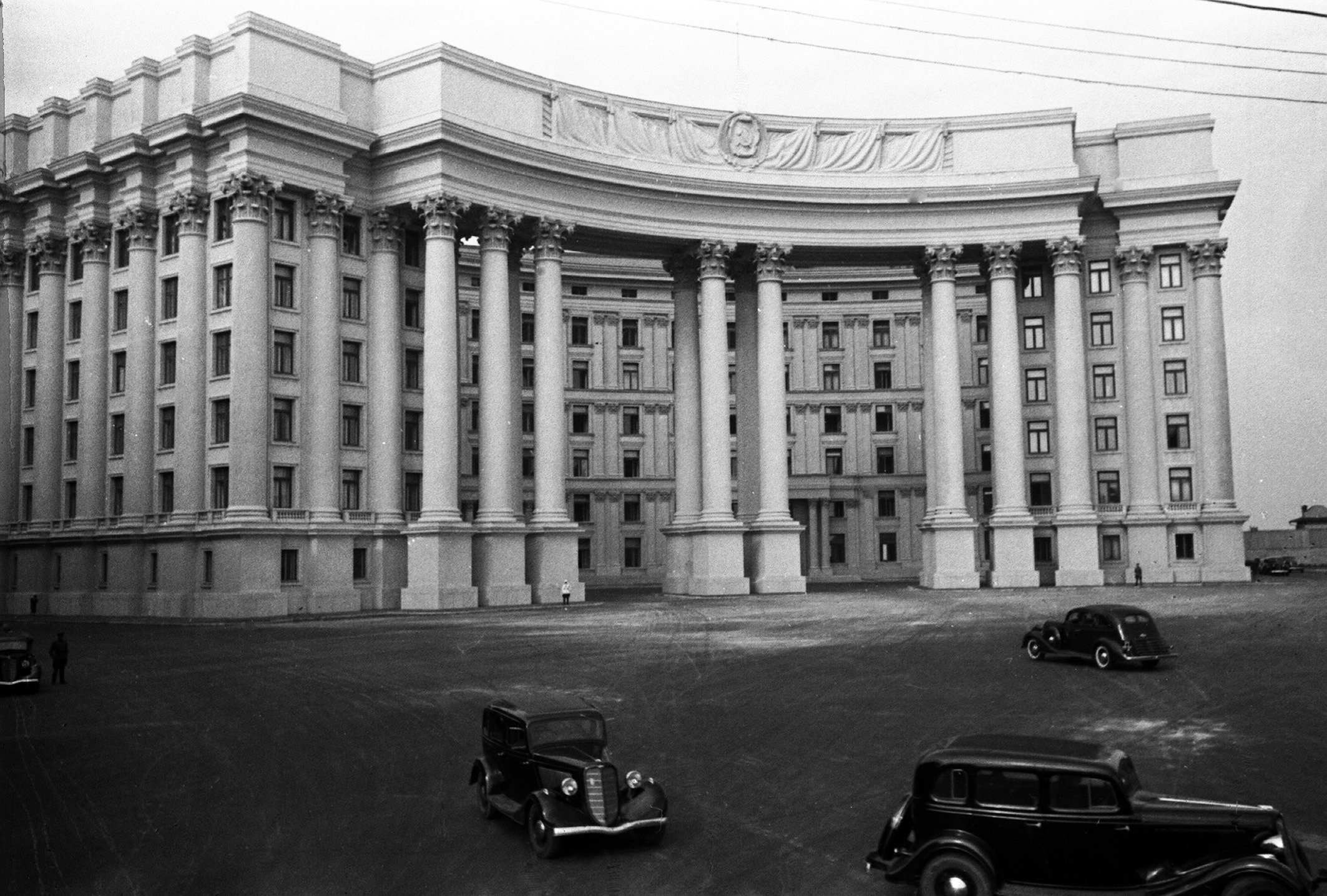 80 лет назад в Киеве ради нового правительственного квартала сносили храмы.  Как строили здания современного МИДа, Кабмина и Рады — в архивных фото