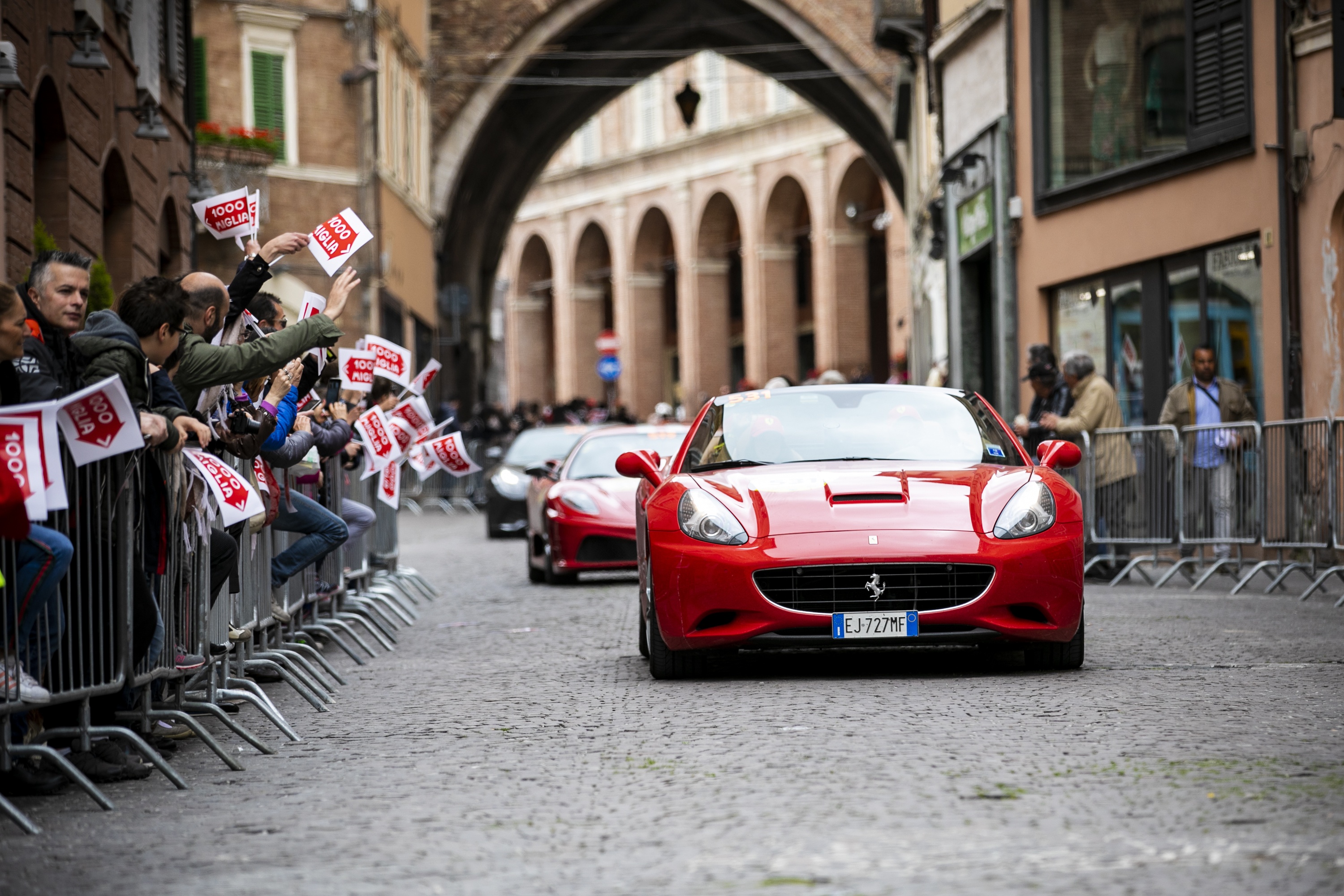 Феррари гонка милле. Ferrari Tribute 1000 Miglia. Гонка в Италии. Итальянские гонки. Автомобильные гонки в Италии.