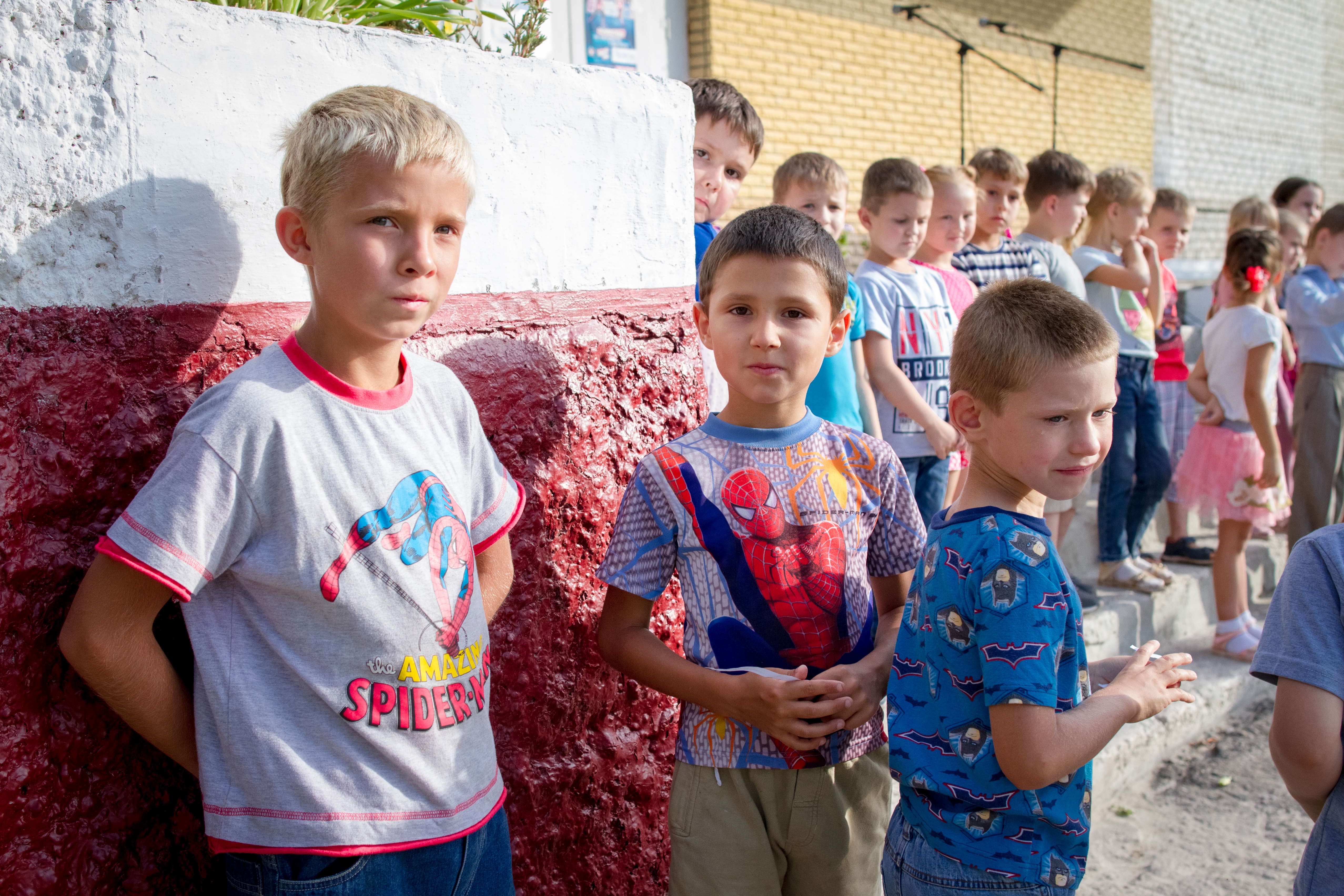 Эти дети сильнее взрослых». Ровесники войны в прифронтовых селах идут в  первый класс — большой репортаж из Станицы Луганской