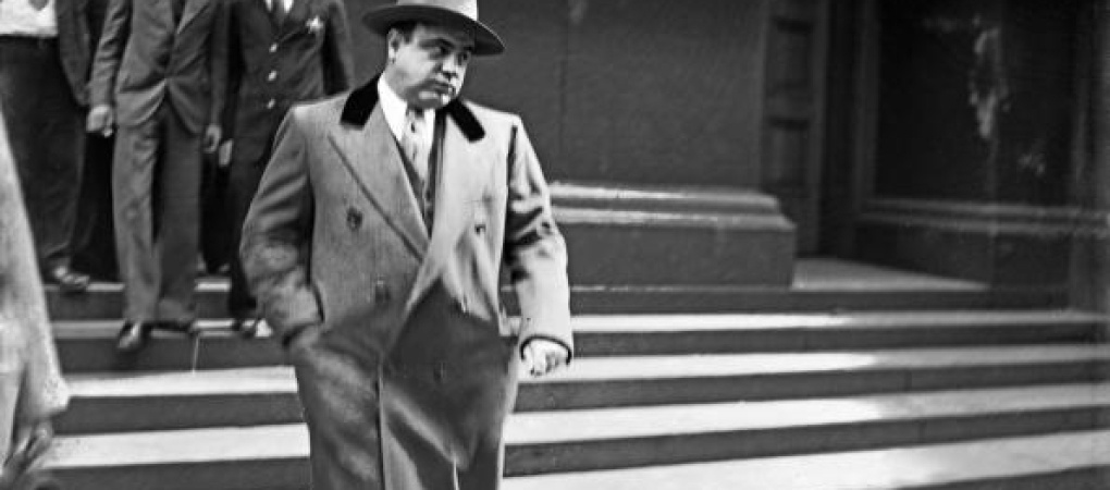 У США виставили на аукціон колекцію речей Аль Капоне. Серед лотів зброя, прикраси і лист з Алькатрасу