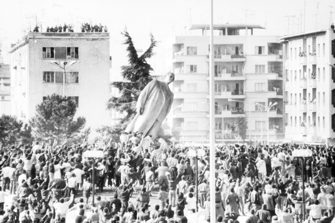 Протестувальники валять памʼятник Енверу Ходжі на центральній площі Тирани, березень 1991 року.