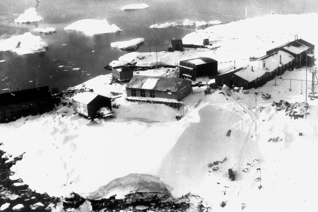 В 1954 году британцы построили новую научную базу на острове Галиндез. Теперь это одна из старейших постоянно действующих станций в Антарктике. В 1996 году правительство Великобритании в качестве жеста доброй воли передало станцию Украине за символическую плату в один фунт. На фото: вид станции «Фарадей» в 1979 году.