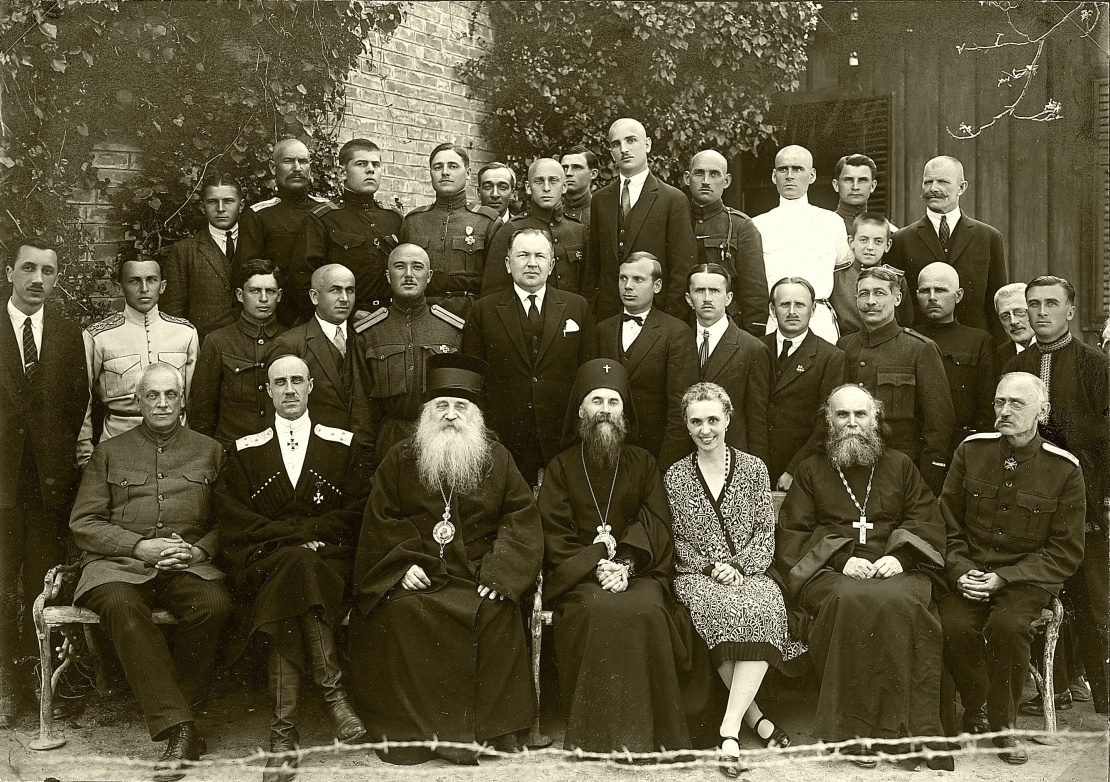 Петро Врангель (другий зліва, сидить), митрополит Антоній (Храповицький) і члени РОВС в Югославії, 1927 рік.