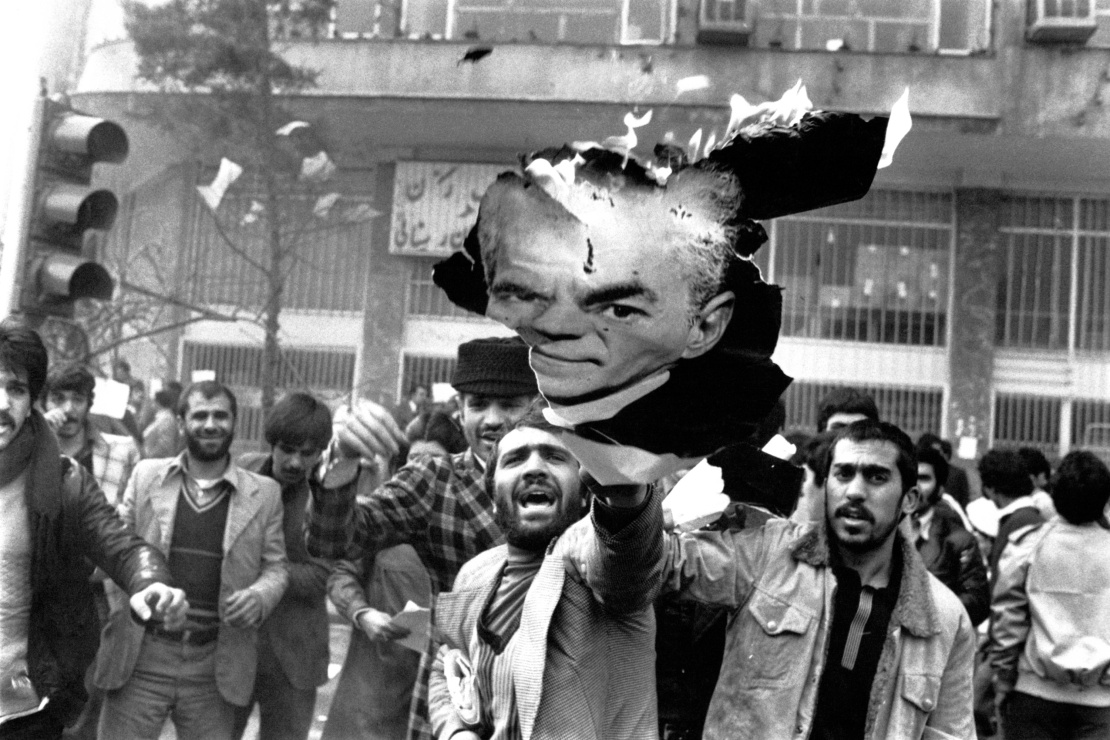 Революціонери спалюють портрет шаха Мохаммеда Рези Пехлеві в Тегерані під час Ісламської революції в лютому 1978 року.