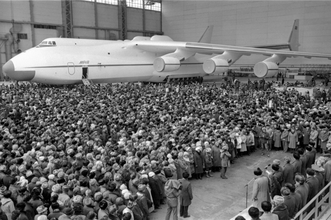 The development was completed in record time — 3,5 years. In the photo: A rally dedicated to the completion of the construction of the An-225 "Mriya" aircraft at the "Kyiv Aviation Production Association" (now the State Enterprise "Antonov"), November 1988.