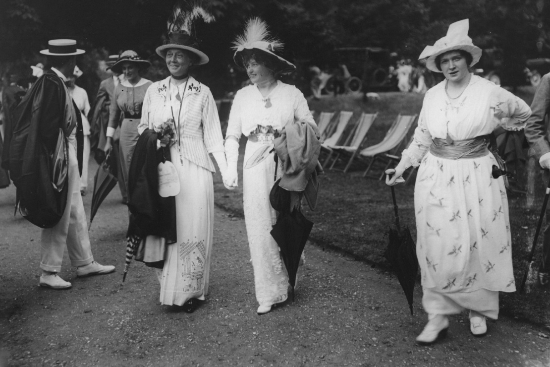 Womenʼs fashion of Britain in the Edwardian era, that is, the period of the reign of King Edward VII from 1901 to 1910.