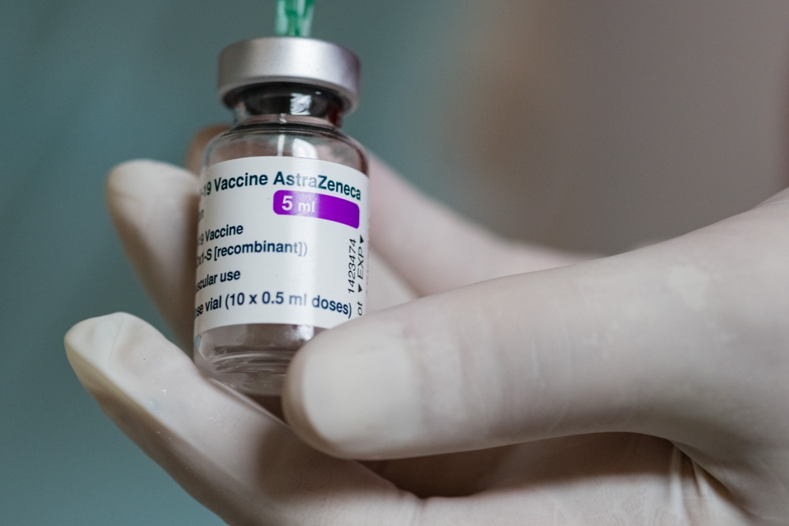 Флакон з препаратом AstraZeneca під час кампанії з вакцинації у Німеччині, березень 2021 року.