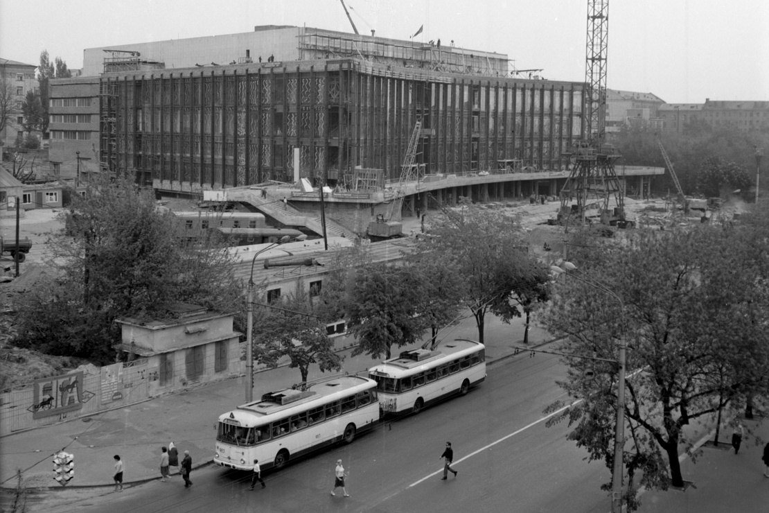 Строительство нового киноконцертного зала на улице Красноармейской (сейчас Большая Васильковская) в Киеве, июль 1969 года.