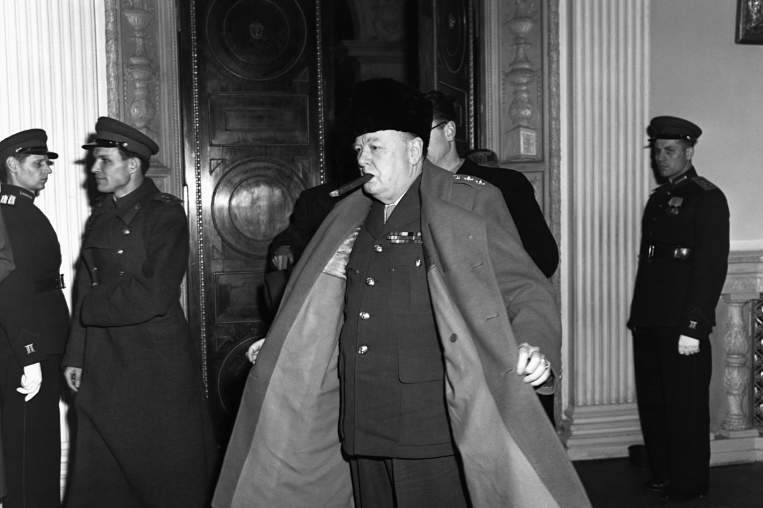 Уинстон Черчилль заходит в Ливадийский дворец во время Ялтинской конференции, 8 февраля 1945 года.