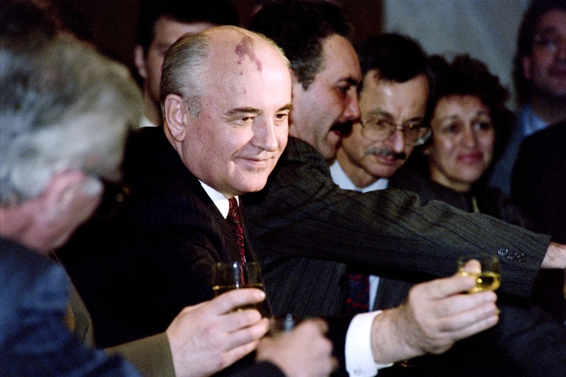 На снимке, сделанном 26 декабря 1991 года,  бывший президент Михаил Горбачев, держит стакан на прощальной вечеринке в московской гостинице «Октябрьская».