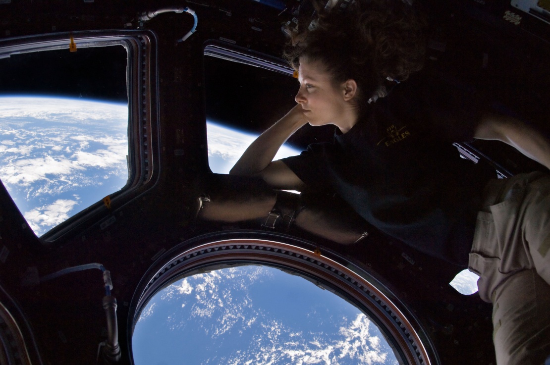 Астронавтка Трейсі Колдвел&nbsp;поруч з ілюмінатором модуля «Купол».