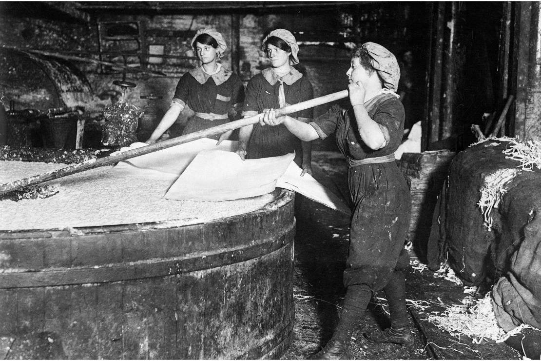 Працівниці англійської паперової фабрики, 1900-ті роки.