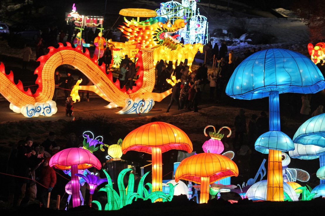 В конце января в нескольких крупных городах Украины устраивали шоу в честь Китайского Нового года. Самое масштабное прошло в Киеве на Певческом поле с фестивалем гигантских китайских фонариков, на создание которых потратили 15 тысяч лампочек и более двух километров шелка.