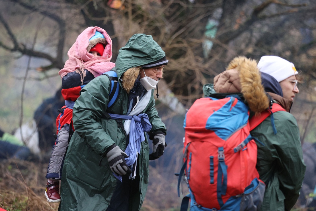 Мигранты на границе в Гродненской области, 8 ноября 2021 года.