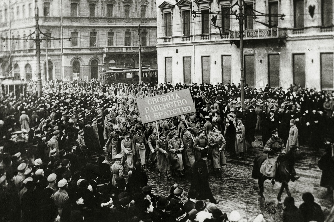 Демонстрация в Петрограде (сейчас Санкт-Петербург) после большевистского переворота осенью 1917 года.