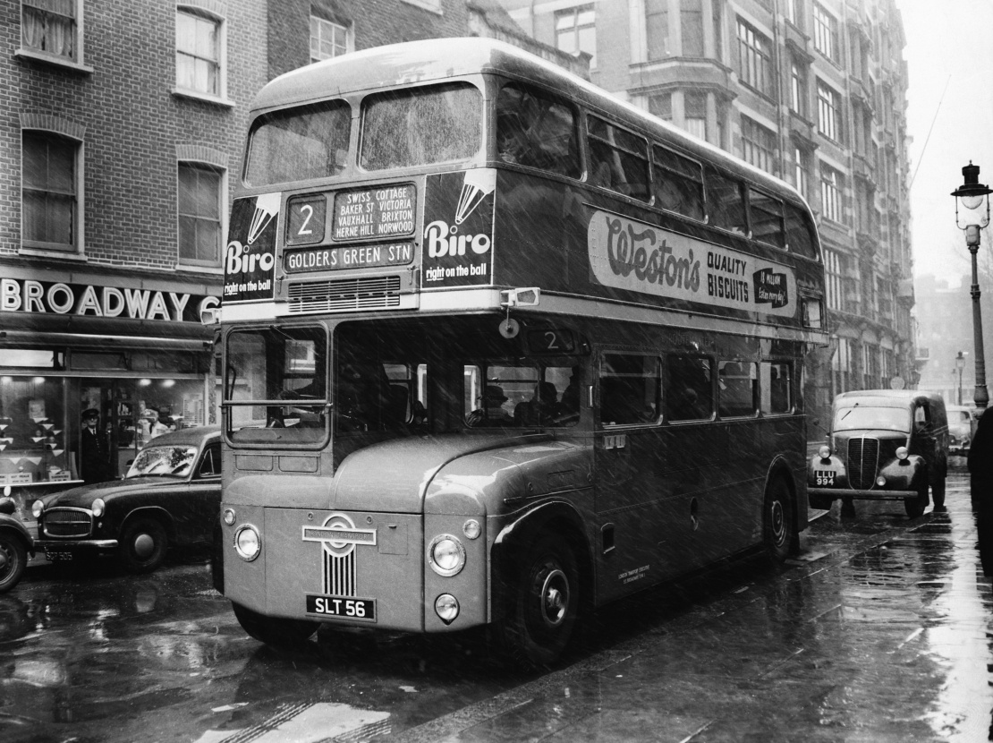 У 1954 році британський автовиробник AEC створив нові двоповерхові автобуси «Рутмастер», які мали замінити тролейбуси на вулицях Лондону. На маршрути вони вийшли на початку 1956 року. На фото: Один із перших «Рутмастерів» у Лондоні, лютий 1956 року.