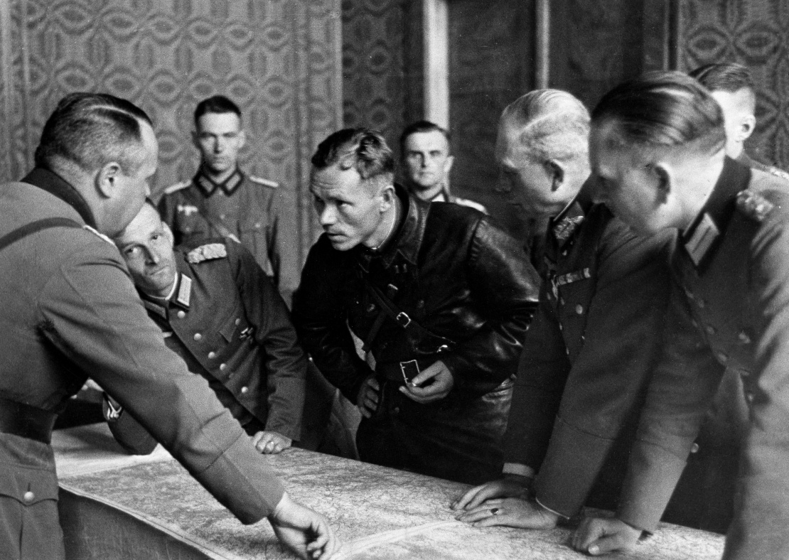 Радянський політпрацівник, батальйонний комісар Філіп Боровенський (у центрі у шкіряному плащі) на переговорах щодо поділу Польщі з німецькими офіцерами у Бресті, 20 вересня 1939 року.