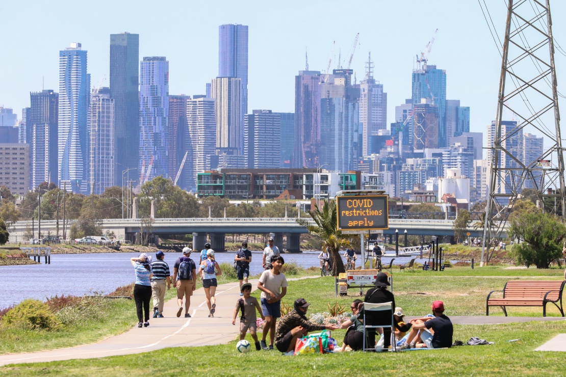 Посетители парка в центре Мельбурна после отмены жесткого карантина, 3 ноября 2020 года.