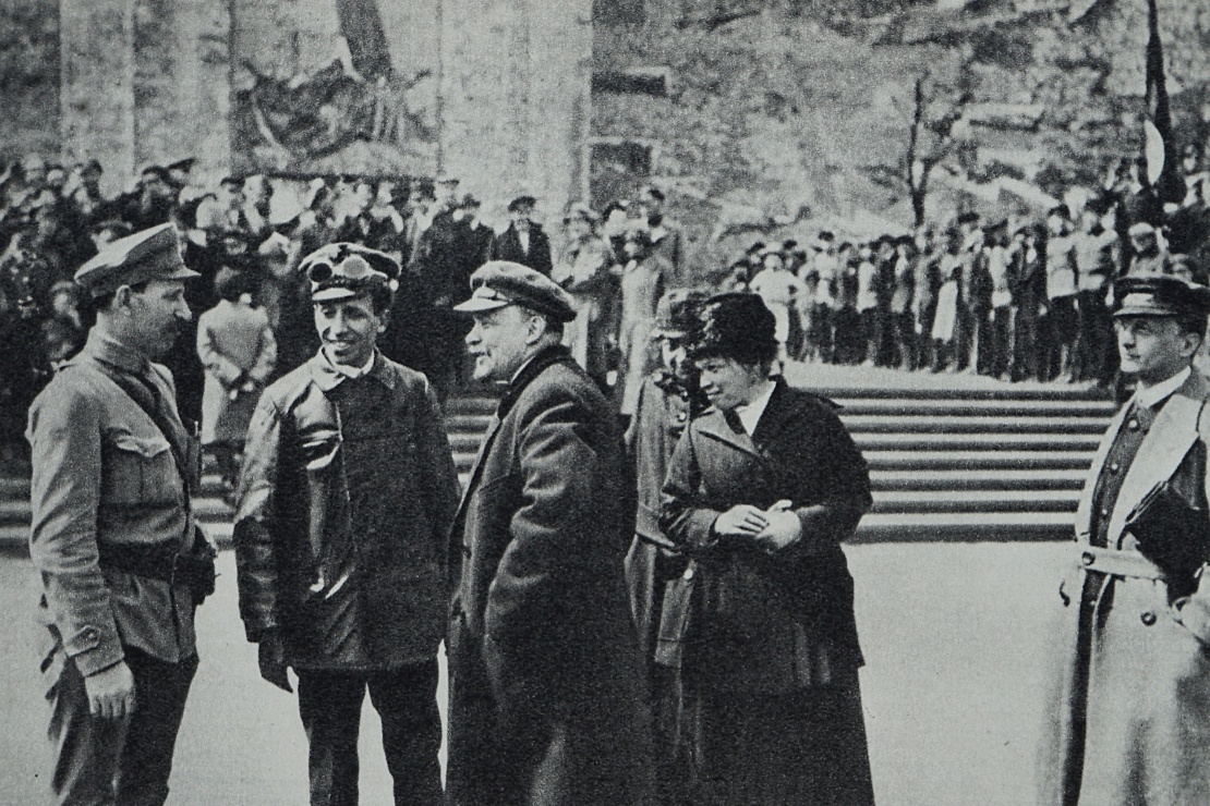 Ленін на Красній площі у Москві під час огляду військ, лютий 1918 року.