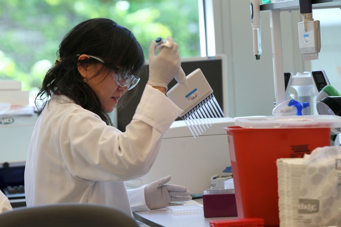 Науковиця працює у лабораторії Pfizer у Кембриджі. 29 травня 2014 року. 