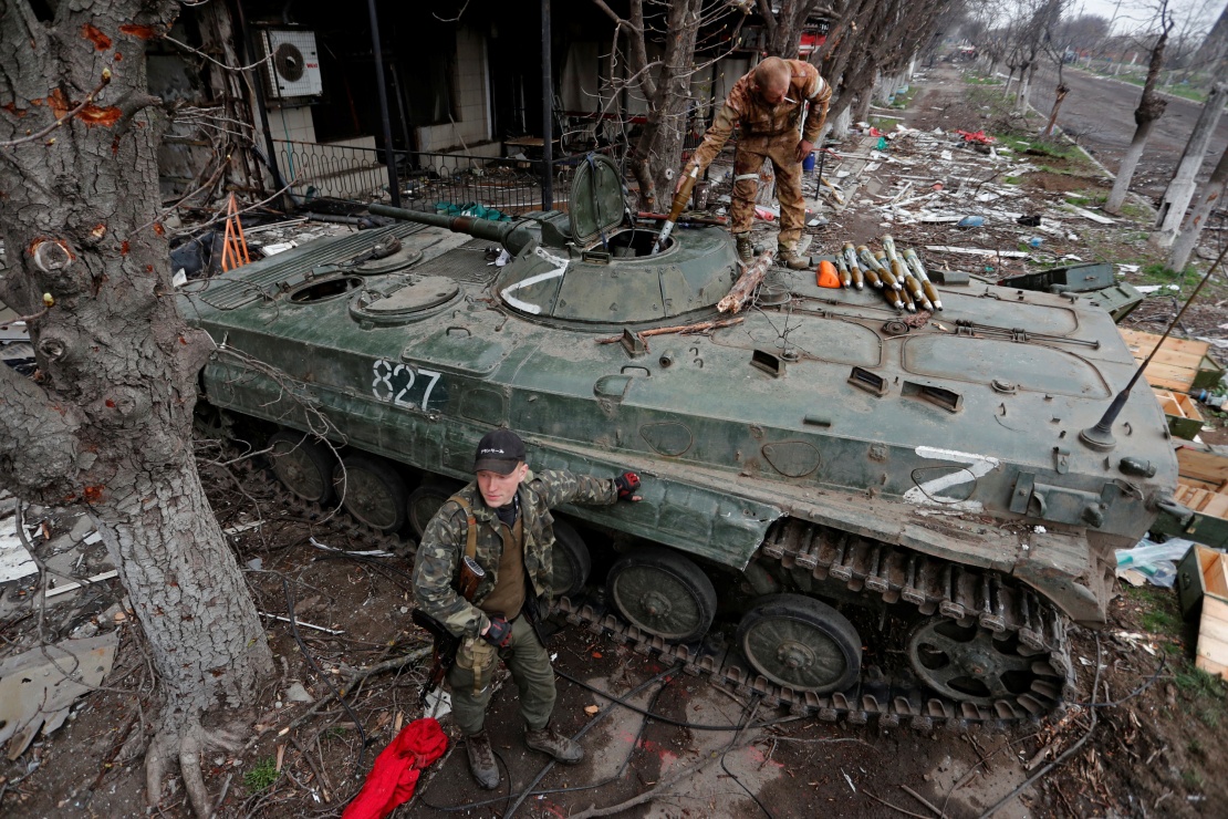 Військовослужбовці російських військ вантажать боєприпаси в бронетехніку під час боїв у Маріуполі
