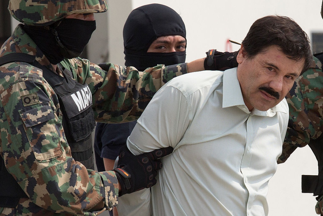 Наркобарона Хоакина Гусмана по прозвищу Эль Чапо переводят в новую тюрьму в Мексике, февраль 2014 года. В 2017 году его экстрадируют в США, где в 2019-м Гусмана приговорят к пожизненному заключению.