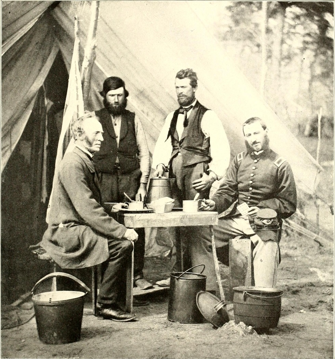 Солдати Союзу північних штатів з чашками кави під час Громадянської війни в США.