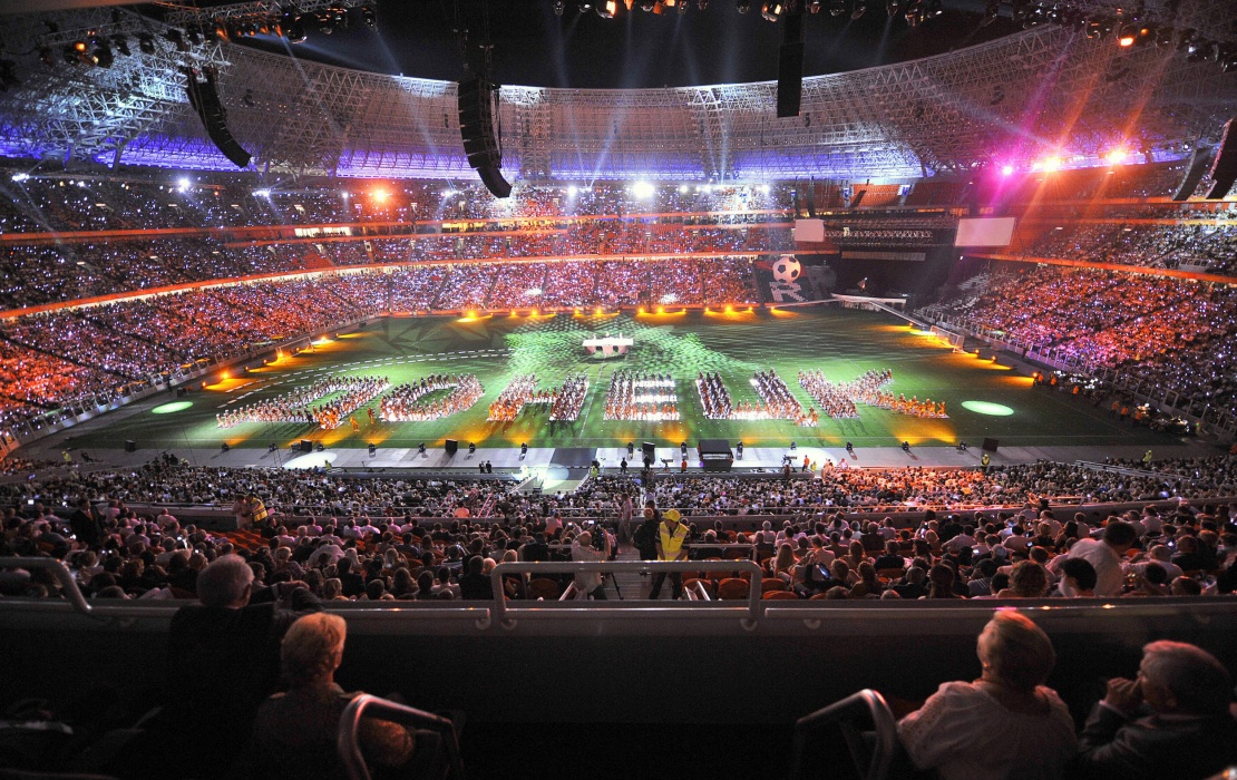 Церемония открытия «Донбасс Арены» называлась «Гранд Шоу», в ней участвовали несколько тысяч артистов. Закончилось представление концертом американской певицы Бейонсе и масштабным фейерверком, 29 августа 2009 года.