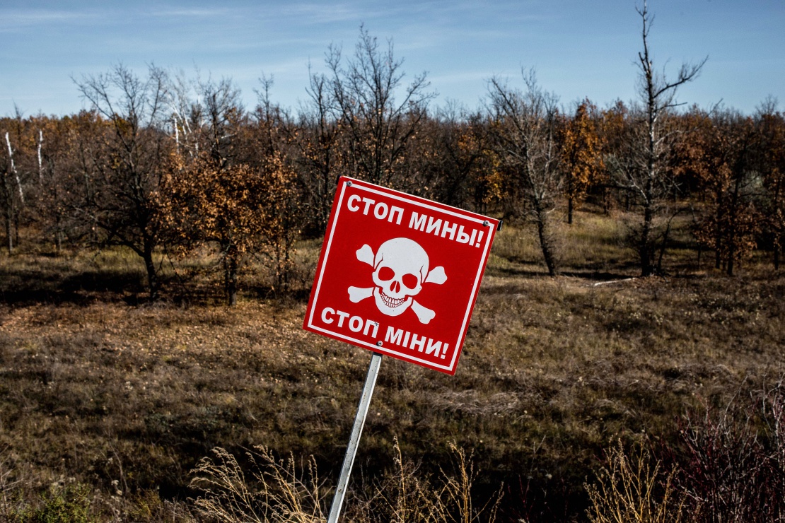 Знак, предупреждающий о минной опасности, перед лесным массивом в пгт&nbsp;Станица Луганская в Луганской области, 2 ноября 2018 года.