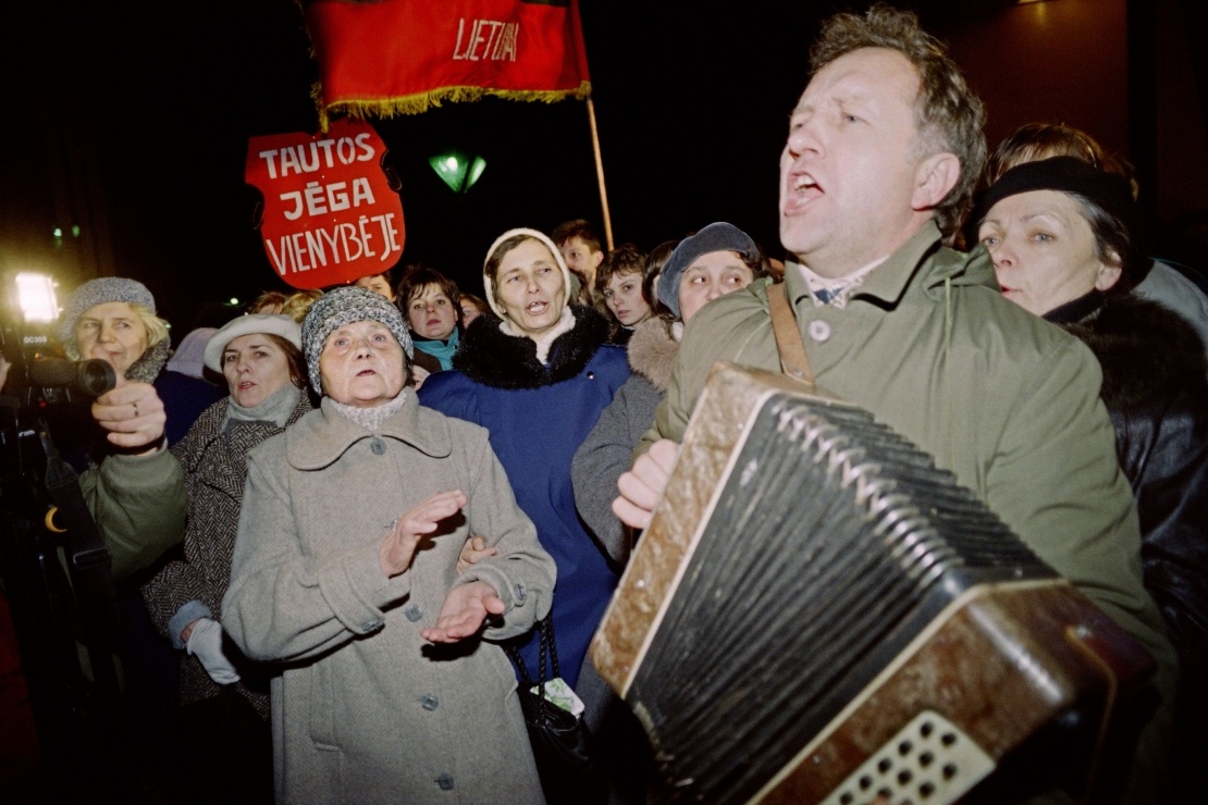 10 января 1991 года глава СССР Михаил Горбачев потребовал от литовского руководства отказаться от независимости и восстановить действие советской Конституции. На фото: Митинг в поддержку независимости Литвы под стенами парламента в Вильнюсе, 10 января 1991 года.