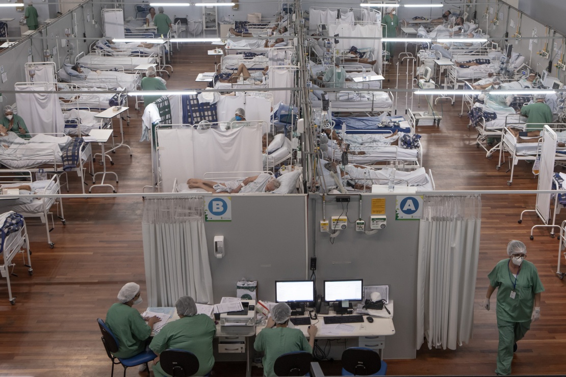 В «ковидном» полевом госпитале, обустроенном в спорткомплексе бразильского города Санту-Андре, 22 февраля 2021 года.
