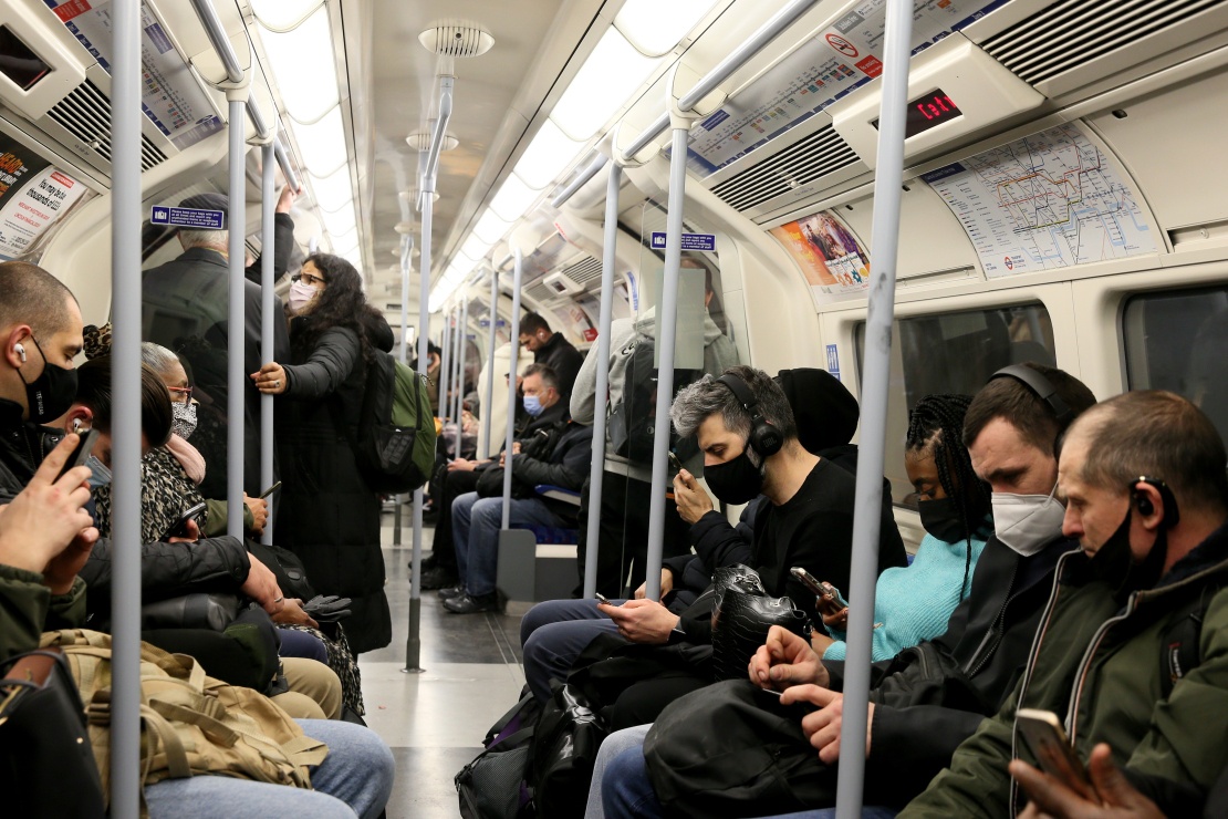 Пасажири в метро Лондона, 13 грудня 2021 року.