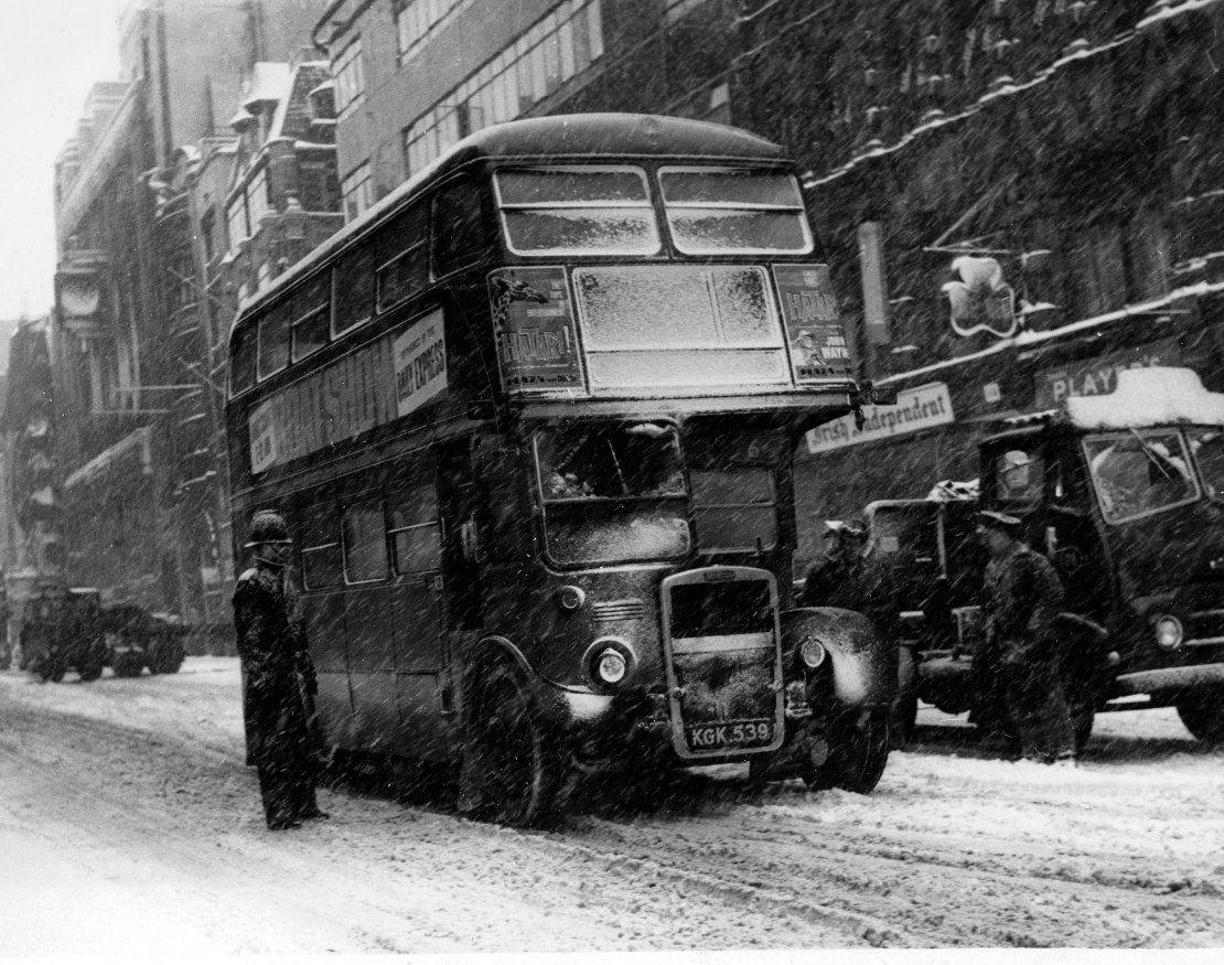 У 1962 році автобуси остаточно замінили тролейбуси. А останній з 2 876 «Рутмастерів» вирушив з конвеєра на вулиці Лондону в 1968 році. На фото: «Рутмастер» на маршруті, 30 грудня 1962 року.
