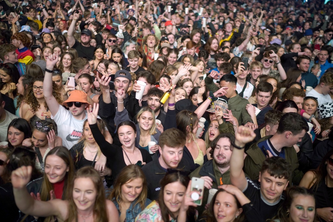 Посетители «экспериментального» музыкального фестиваля в Sefton Park, где выступали группы Blossoms и The Lathums, 2 мая 2021 года, Ливерпуль, Англия.