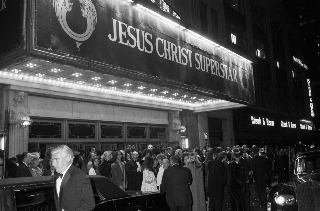 Натовп біля входу в театр Марка Геллінгера на Бродвеї після прем'єри рок-опери «Ісус Христос — суперзірка», 12 жовтня 1971 року.