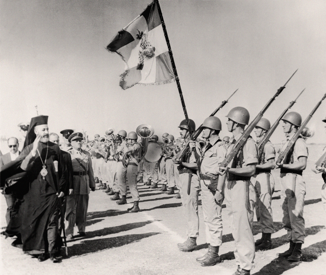 Глава греческой общины архиепископ Макариос перед войсками незадолго до провозглашения независимости Кипра; 29 августа 1960 года.