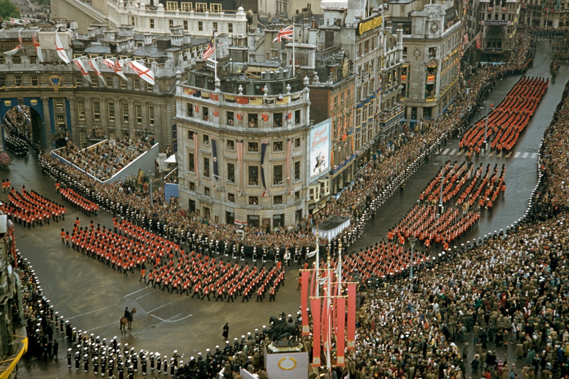 Маршрут шествия по Лондону проложили таким образом, чтобы новую королеву смогли увидеть как можно больше людей. Расстояние в 7,2 километра около 30 тысяч участников процессии преодолели за два часа. На фото: шествие в честь коронации Елизаветы II в Лондоне 2 июня 1953 года.