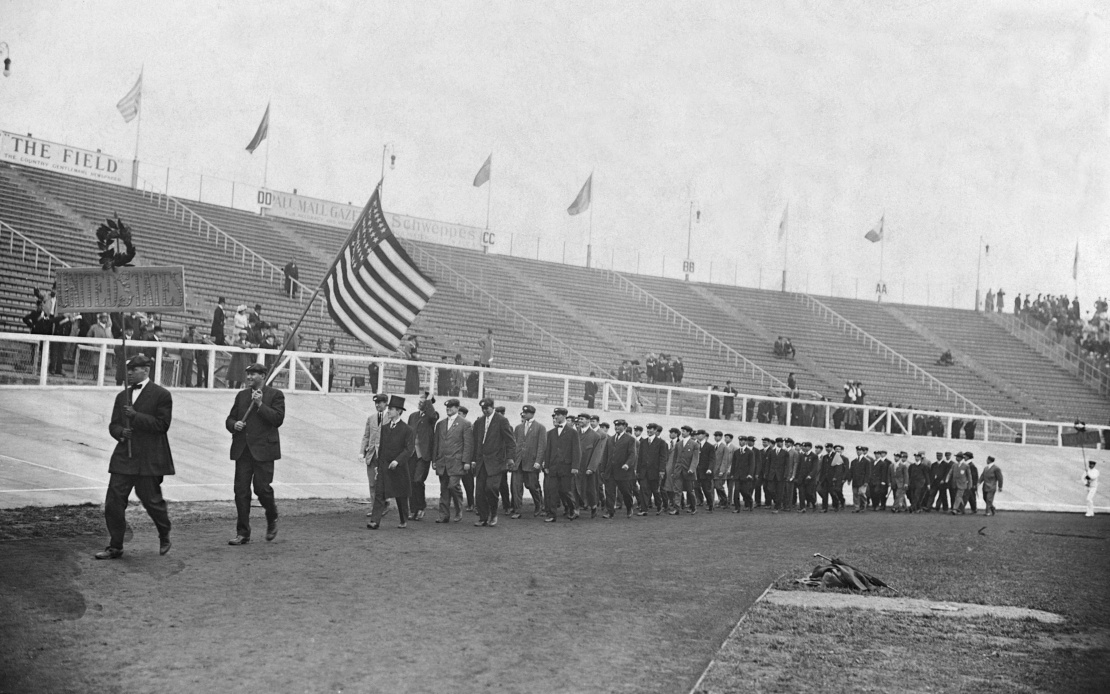Делегація США під час параду на церемонії відкриття Олімпіади у Лондоні, 1908 рік.