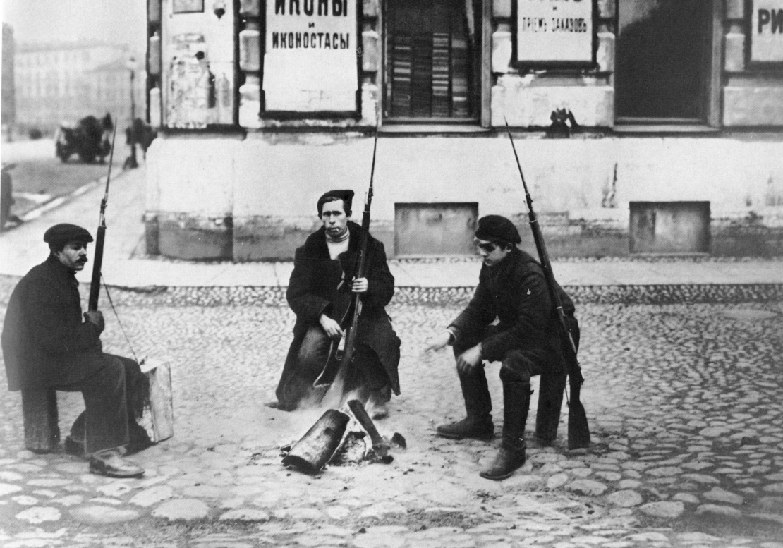 Красногвардейцы у костра возле магазина с церковными принадлежностями в г. Петрограде (сейчас Санкт-Петербург) после большевистского переворота 1917 года.