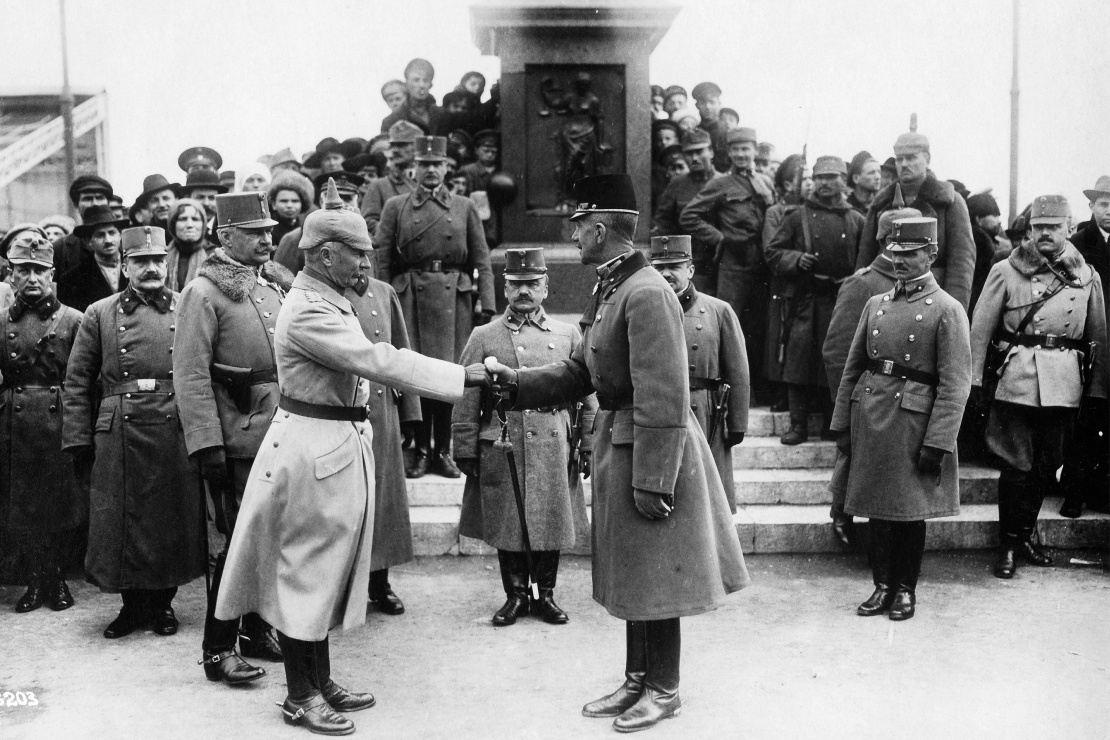 В марте 1918 года в Одессу вошли австрийские войска и ликвидировали Одесскую советскую республику, которую в феврале успели организовать большевики. На фото: Фельдмаршал австро-венгерской армии барон Эдуард фон Бем-Эрмолли (справа) в Одессе, март 1918 года.