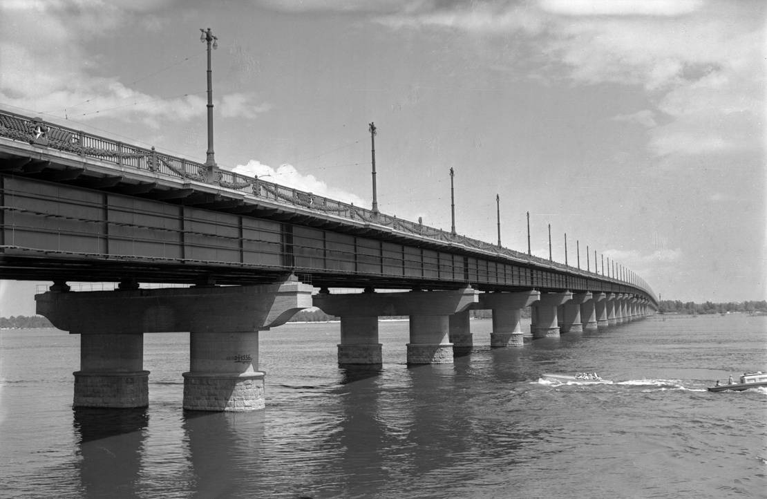 Міст Патона через Дніпро в Києві, 1960-ті роки.