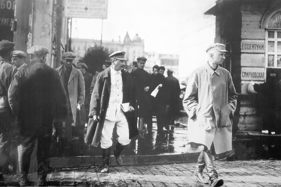 Йосип Сталін з охоронцями на вулиці в Москві, 1920-ті роки.