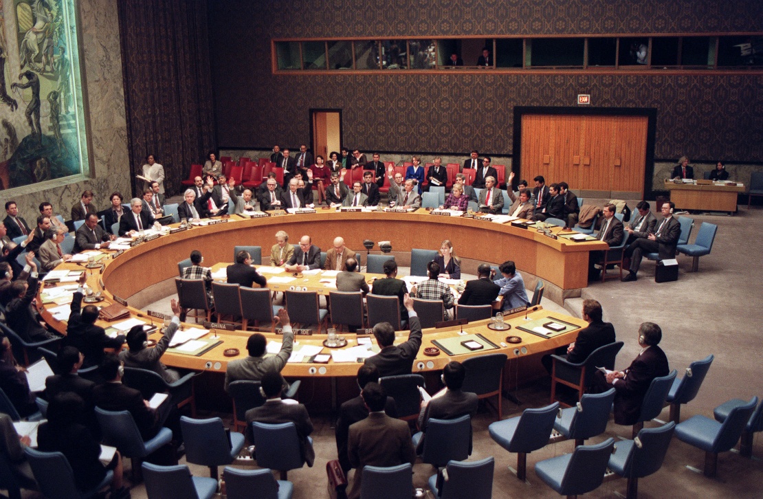 22 лютого 1993 року Рада Безпеки ООН одноголосно голосує за резолюцію 927 про створення трибуналу з військових злочинів у Югославії.
