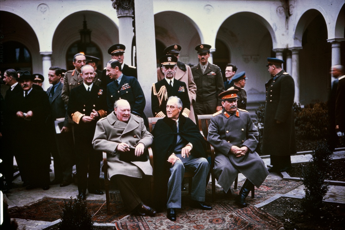 Премʼєр Великої Британії Вінстон Черчилль, президент США Франклін Рузвельт і лідер СРСР Йосип Сталін на Ялтинській конференції в лютому 1945 року.