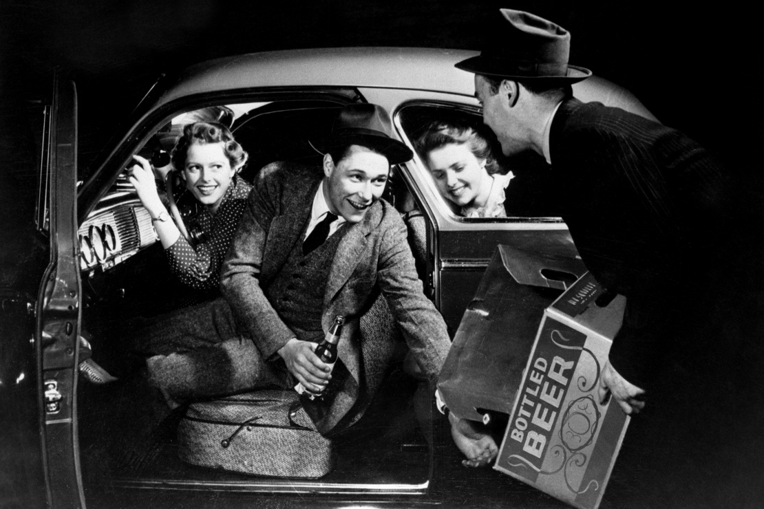 Водитель загружает пиво в машину, Миннеаполис, США, 22 марта 1940 года.