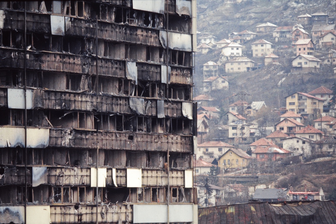 Війна у колишній Югославії. Лютий 1994 року, столиця Боснії та Герцеговини Сараєво. Будівля парламенту знищена вогнем після сербського обстрілу.