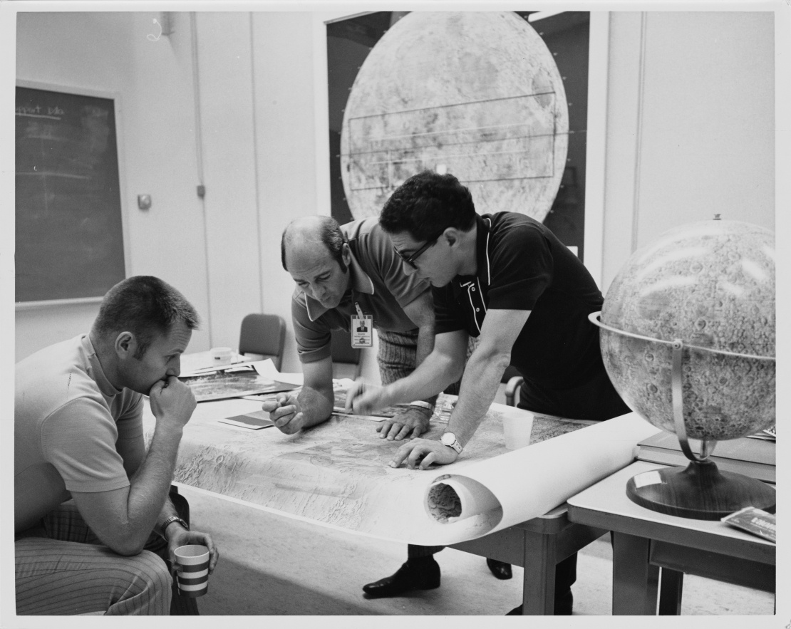 У 1970 році Конгрес США урізав фінансування NASA. Тому місія «Аполлон-17» стала останнім польотом на Місяць, хоча спочатку таких місій планувалося 20. На фото: Астронавт Рональд Еванс разом із фахівцями NASA обговорює деталі місії «Аполлон-17», 16 жовтня 1972 року.